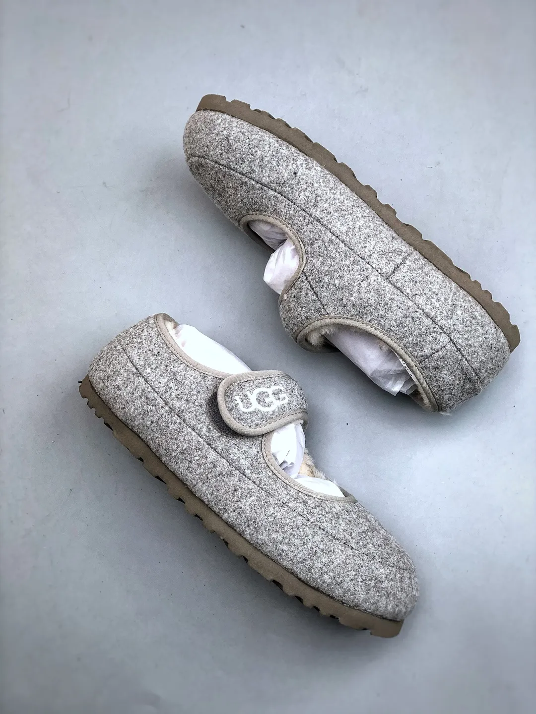 Local self-pickup 💰520 supports store release. The best-selling model on the entire network at the end of the year, UGG Mary Jane Mule slippers, 1.5CM thin sole, women's model, Xiaohongshu hot model, produced by a major foreign trade factory in Guangzhou, from toe to insole, real sheep fur, independent outer box packaging, craftsmanship, different from any version on the market, 1.5Ccm thin sole, independent original development of outsole, cashmere insole, keeping warm in winter, going out, and a very suitable choice for home use. This year uug launches a style series Partly catered to the preferences of young consumers, it has also moved to the forefront of fashion trends. Shoe body material: suede upper, 17mm UGGPURE™ implanted wool insole, lightweight non-slip and comfortable rubber outsole, with brand LOGO and trademark, with full packaging Size: 35-40
